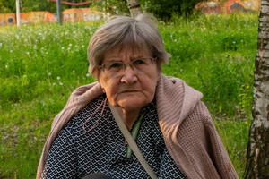 Starsza kobieta na dworze