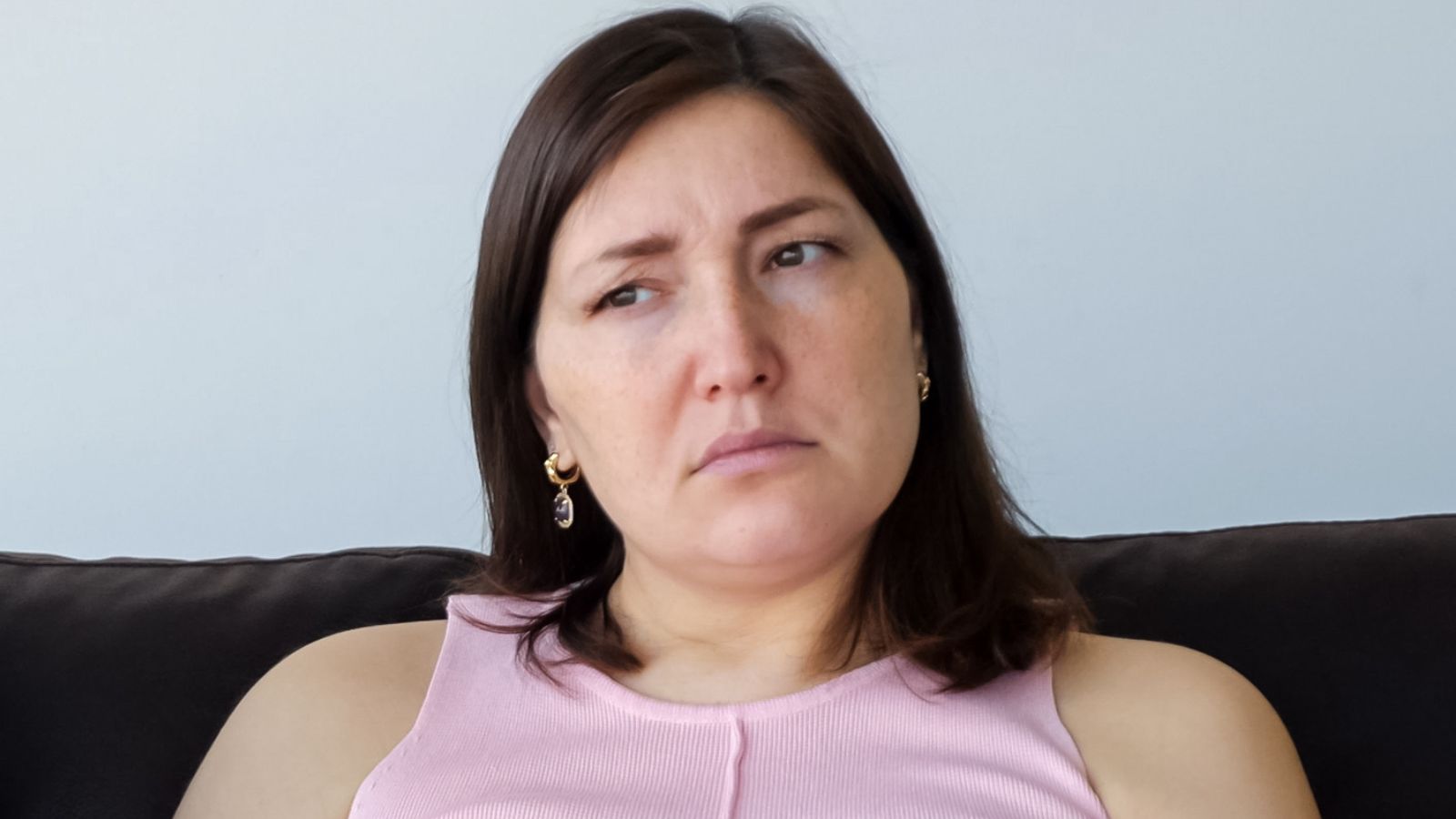 Zamyślona, niezadowolona kobieta
