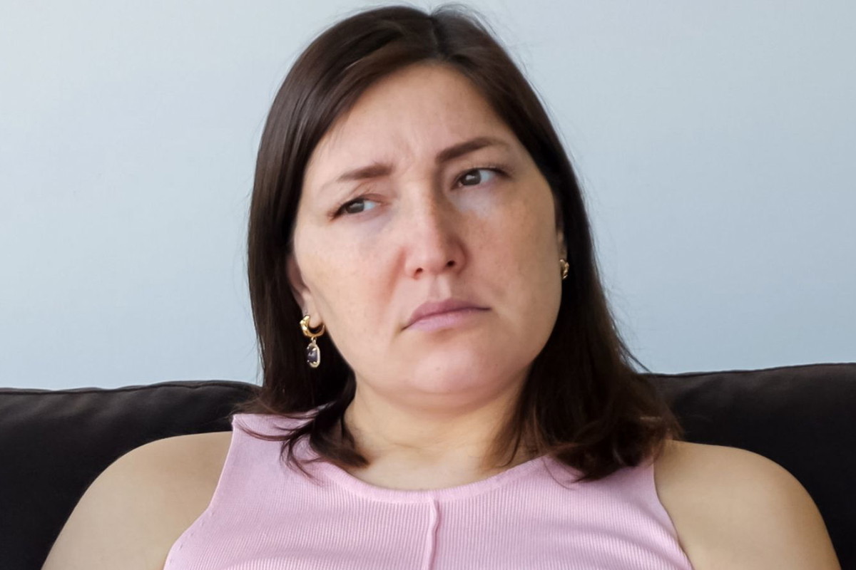 Zamyślona, niezadowolona kobieta