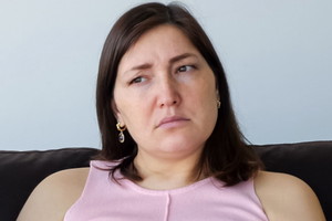 Zamyślona, niezadowolona kobieta