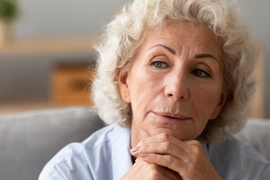 zamyślona seniorka