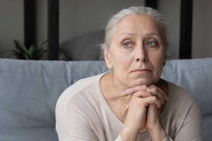 zamyślona seniorka
