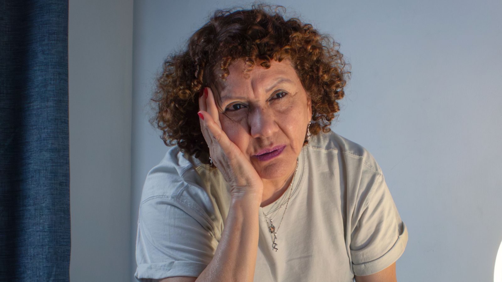 Zmartwiona starsza kobieta