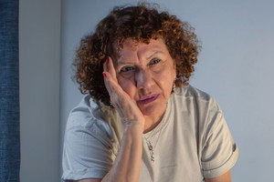 Zmartwiona starsza kobieta