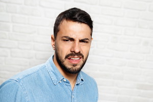 Zniesmaczony mężczyzna