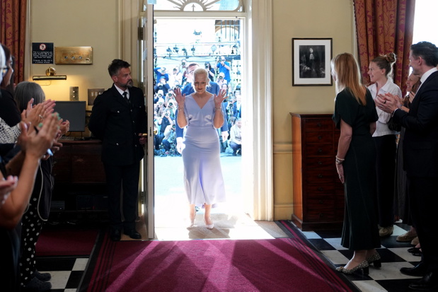 Marie-France Van Heel, żona nowego premiera Wielkiej Brytanii, przekracza próg Downing Street 10