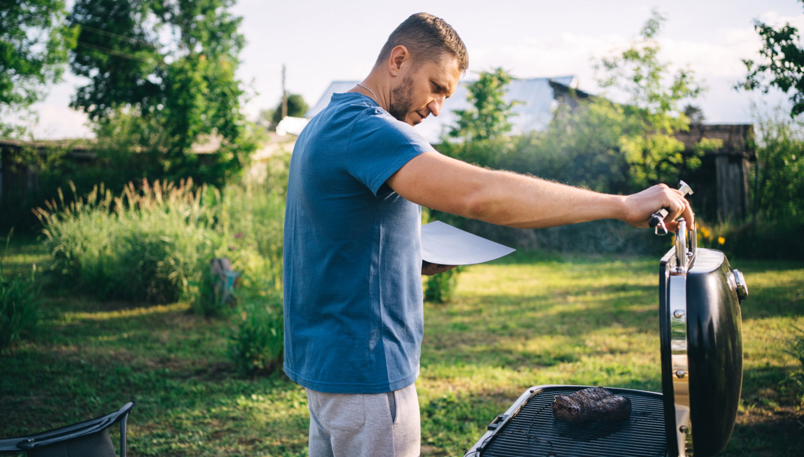 mężczyzna przy grillu