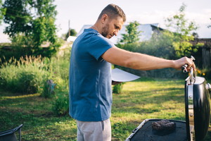 mężczyzna przy grillu