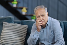 mężczyzna w domu
