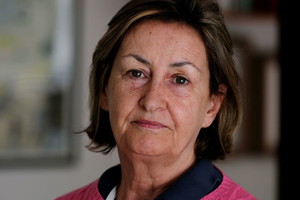 Poważna kobieta w średnim wieku