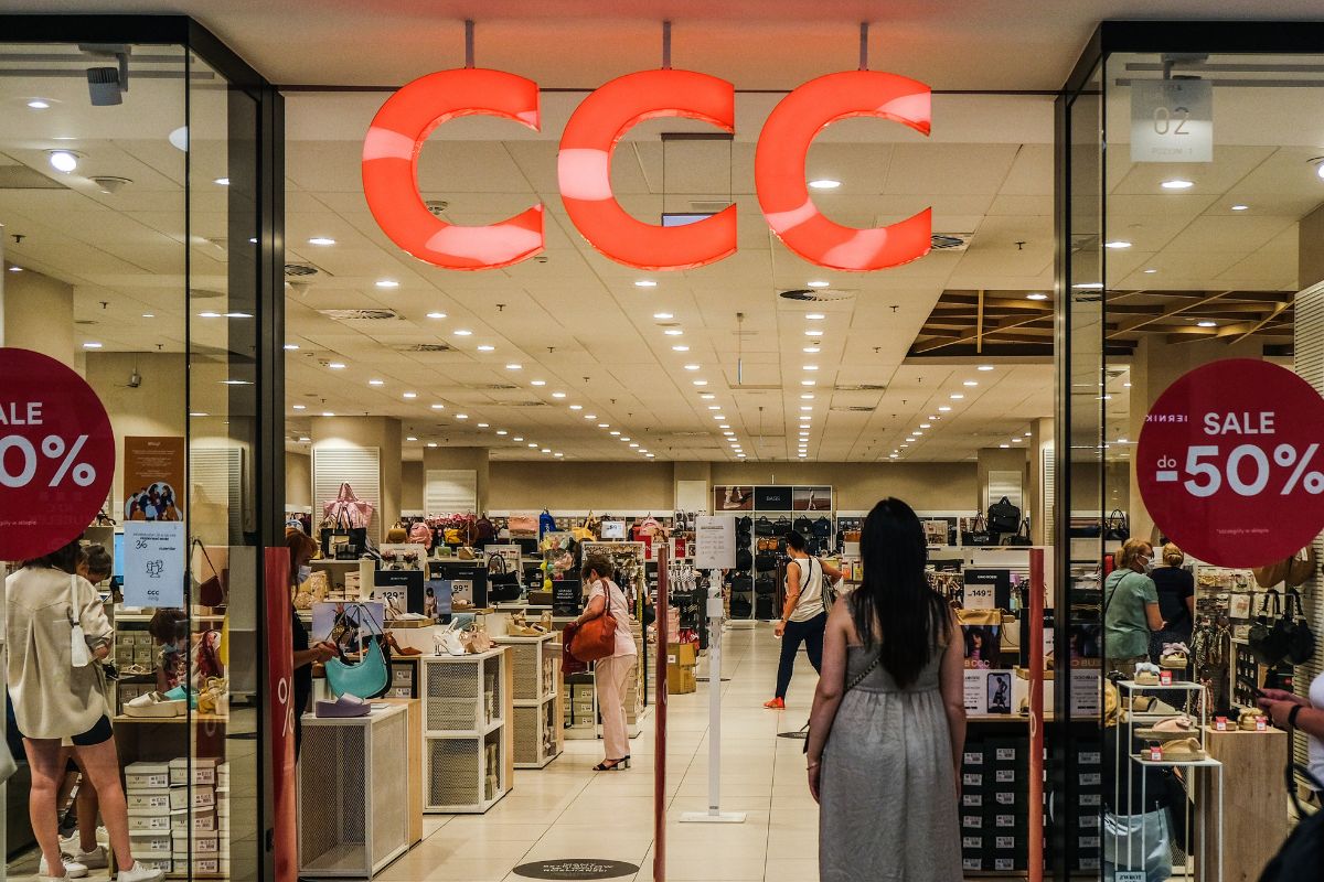 Sandały na koturnie Clara Barson z CCC