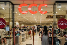 Sandały na koturnie Clara Barson z CCC