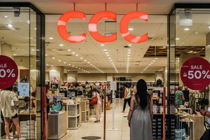 Sandały na koturnie Clara Barson z CCC