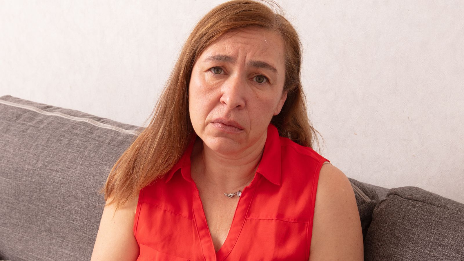 Smutna kobieta w średnim wieku