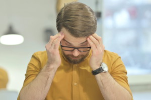 Załamany mężczyzna