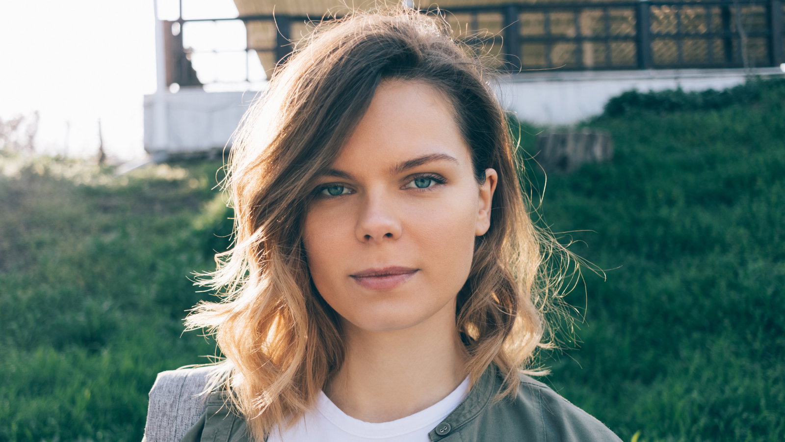 Kobieta przed budynkiem