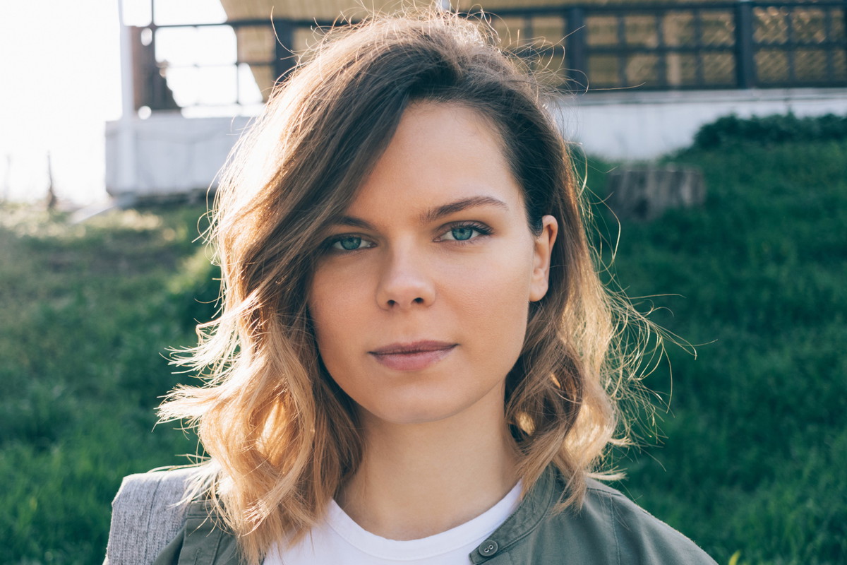 Kobieta przed budynkiem