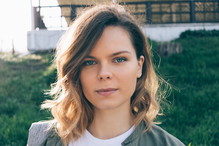 Kobieta przed budynkiem