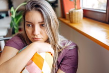 zamyślona dziewczyna