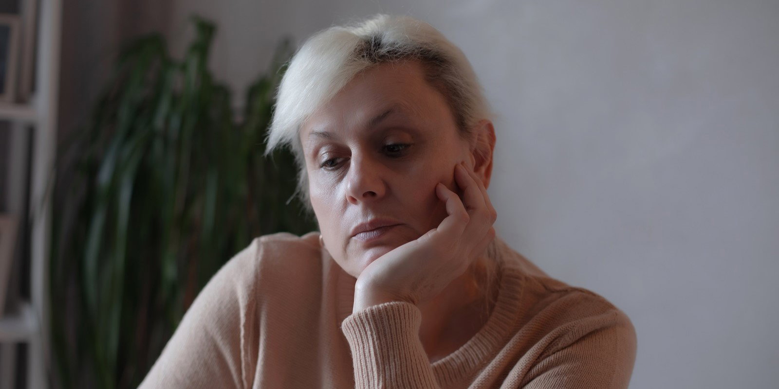 zamyślona kobieta