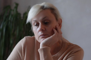 zamyślona kobieta