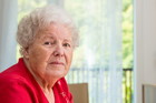 zamyślona seniorka