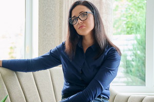 Poważna kobieta na sofie