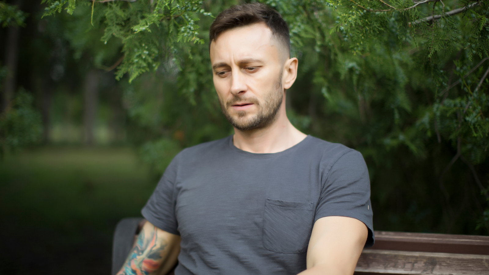 Zmartwiony mężczyzna na ławce