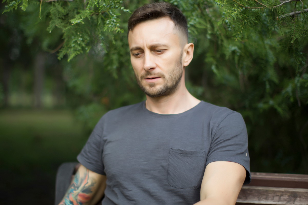 Zmartwiony mężczyzna na ławce
