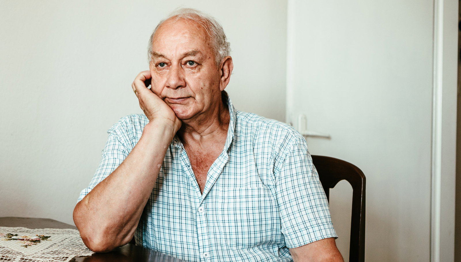 mężczyzna w domu