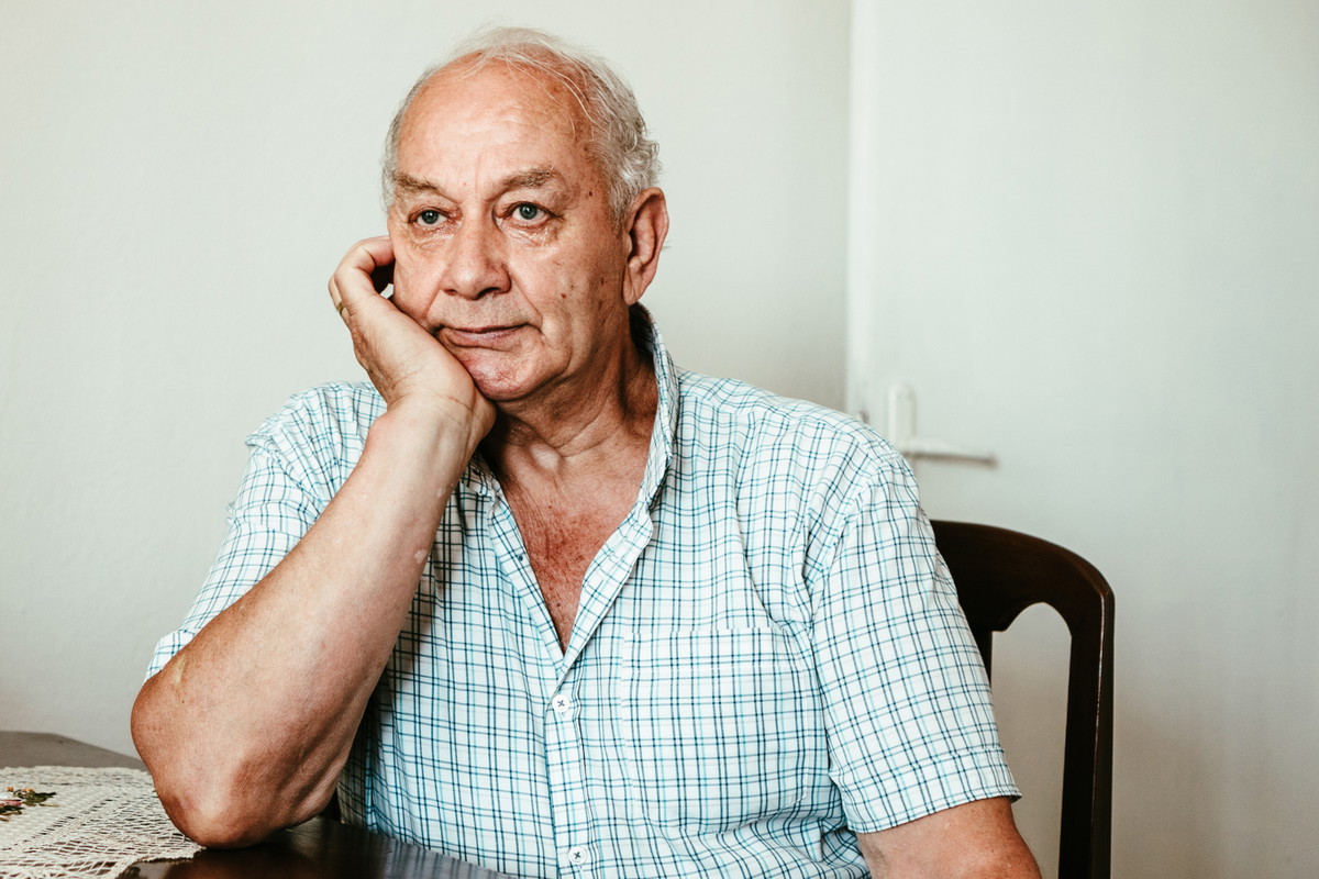 mężczyzna w domu