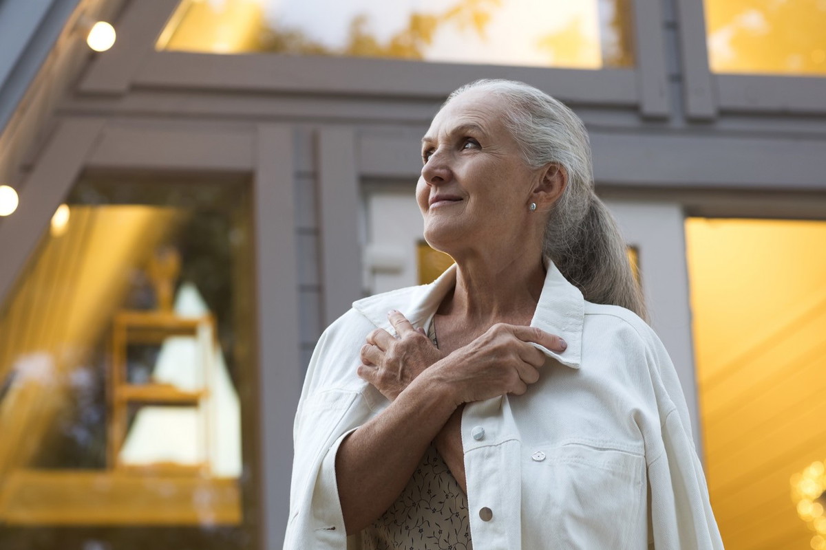 uśmiechnięta seniorka na balkonie