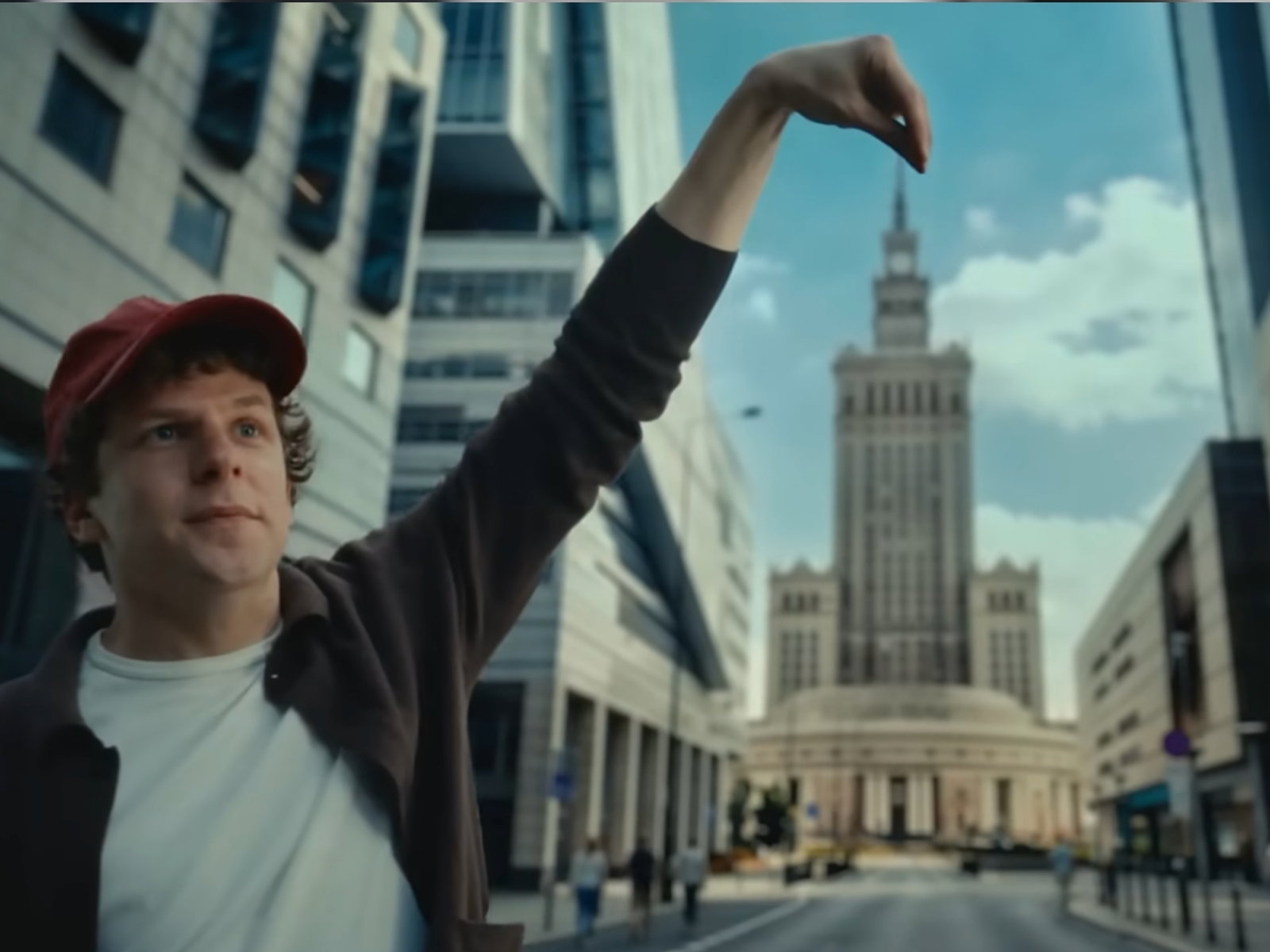 Kadr ze spotu promującego Polskę z Jesse'm Eisenbergiem