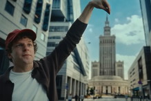 Kadr ze spotu promującego Polskę z Jesse'm Eisenbergiem