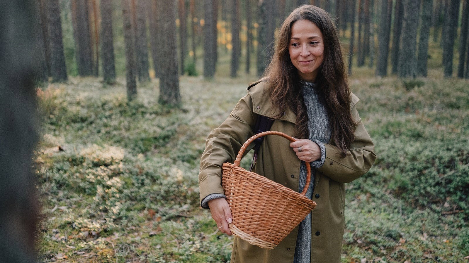 dziewczyna w lesie na grzybach