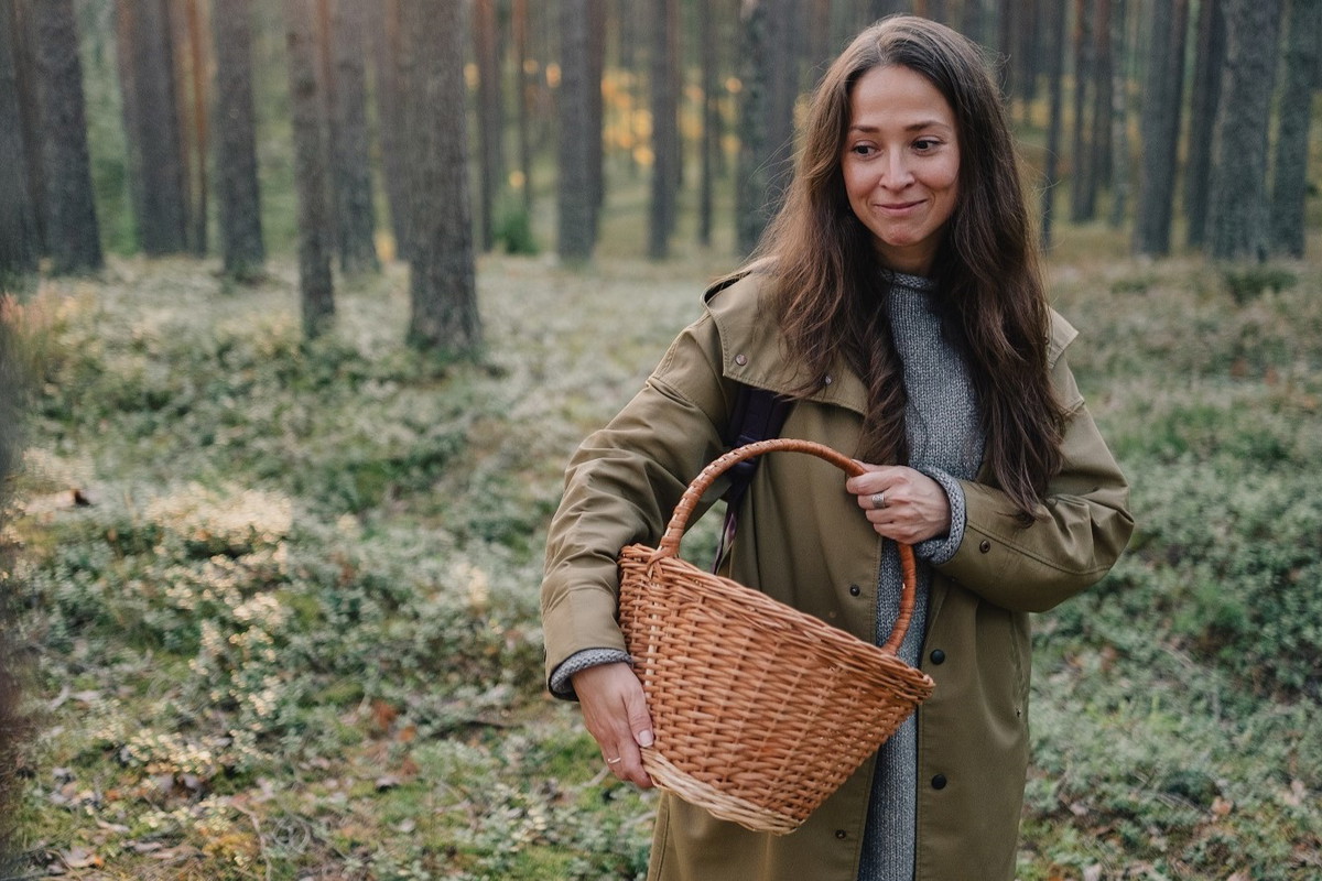 dziewczyna w lesie na grzybach