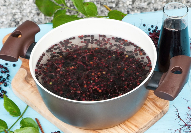 gotowanie soku z owoców czarnego bzu