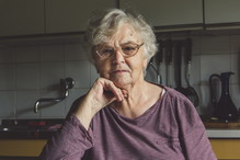 starsza kobieta