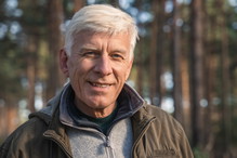 uśmiechnięty senior w lesie