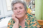 Zamyślona starsza kobieta