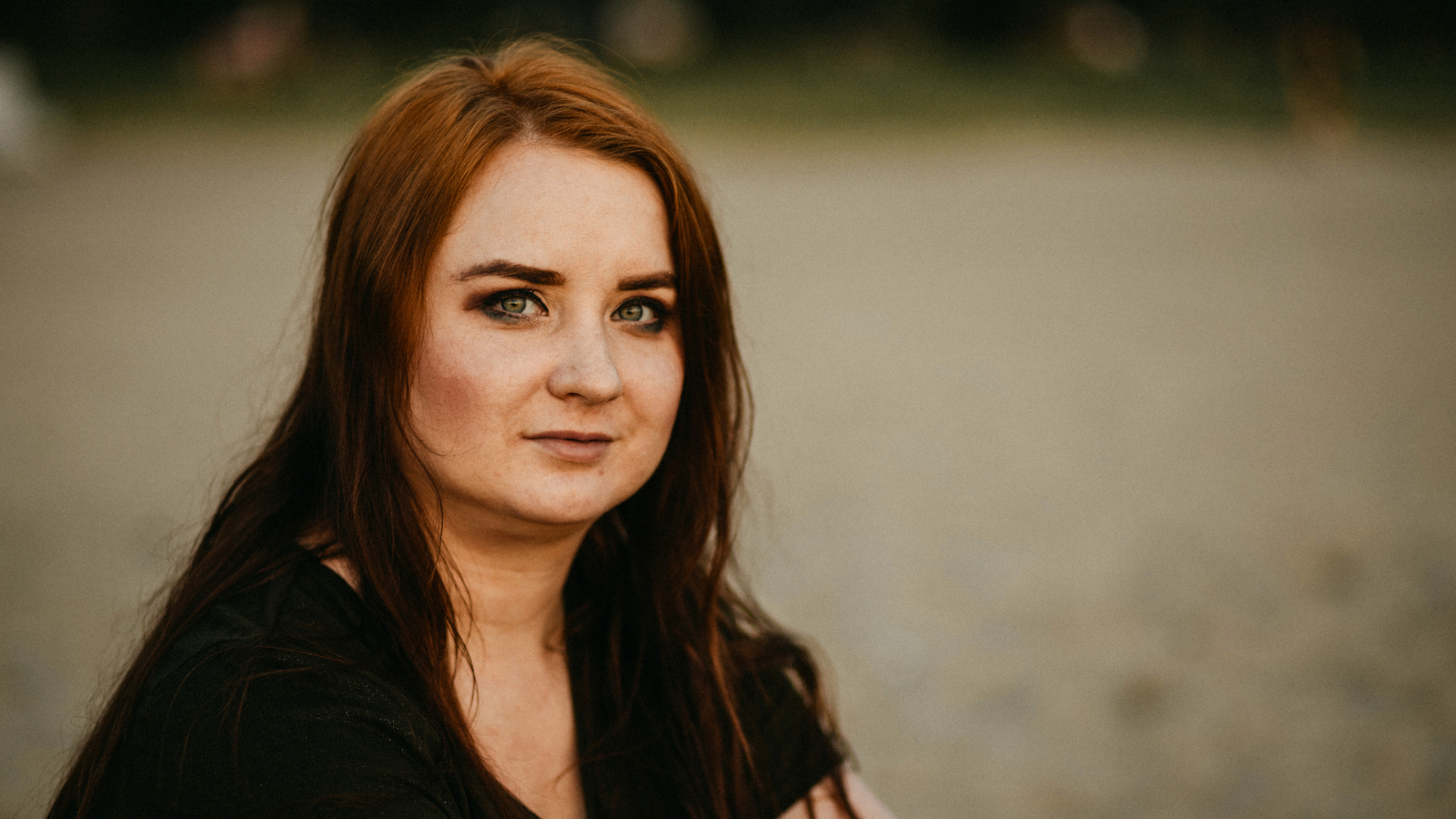 Ładna kobieta z cieniem uśmiechu