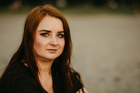 Ładna kobieta z cieniem uśmiechu