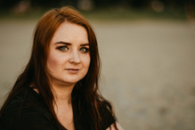 Ładna kobieta z cieniem uśmiechu
