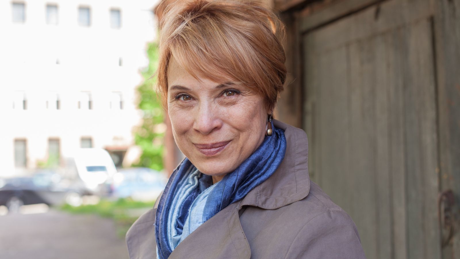 Uśmiechnięta kobieta w średnim wieku