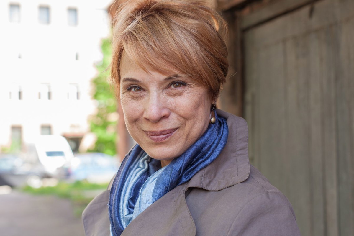 Uśmiechnięta kobieta w średnim wieku