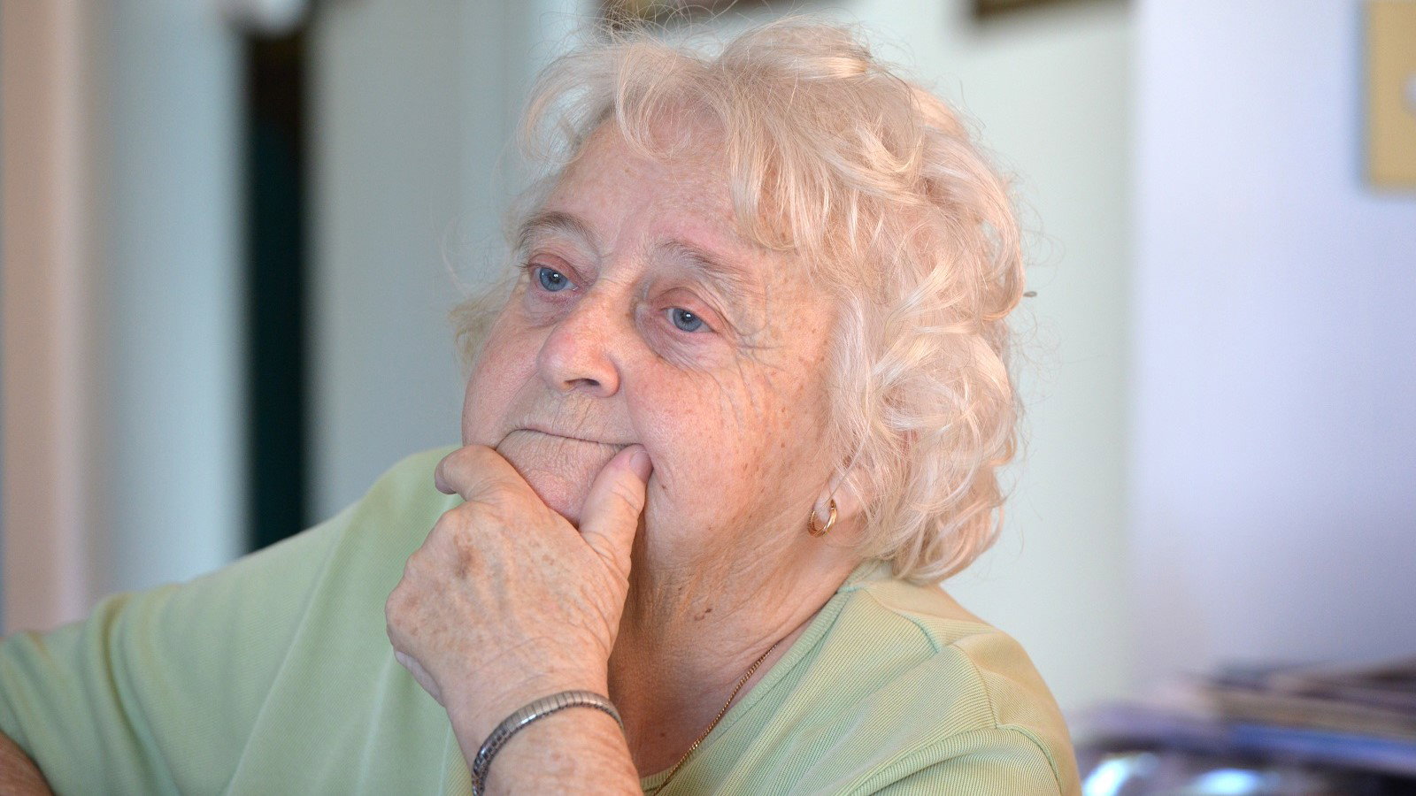 zamyślona seniorka