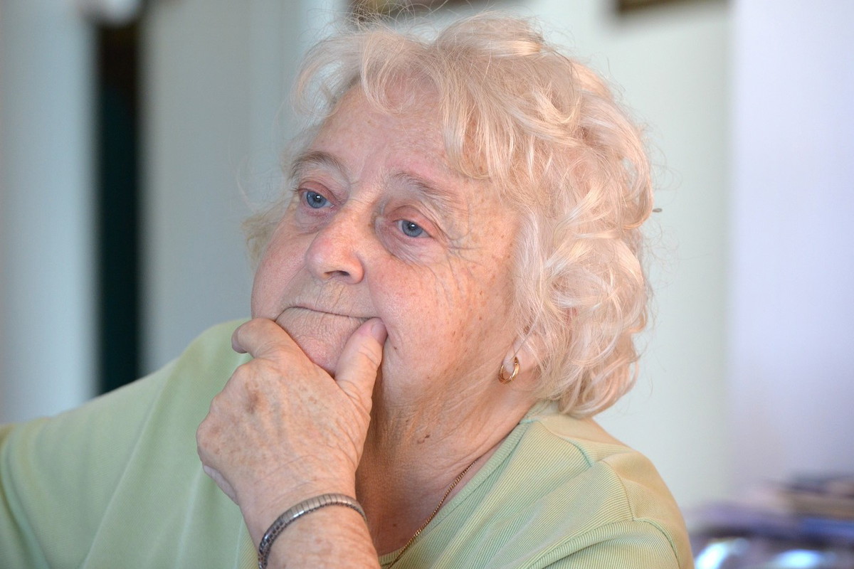 zamyślona seniorka