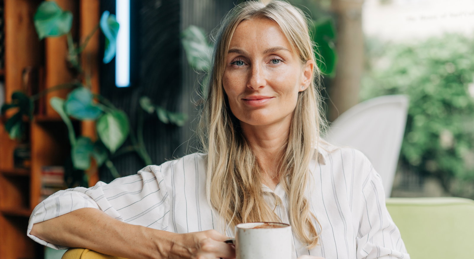 kobieta z kawą