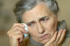 smutna seniorka