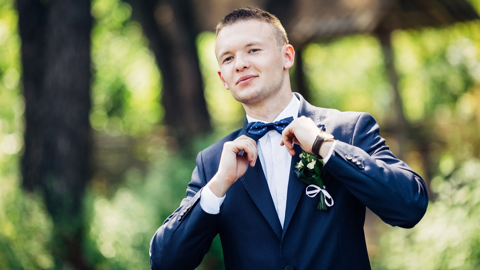 uśmiechnięty pan młody